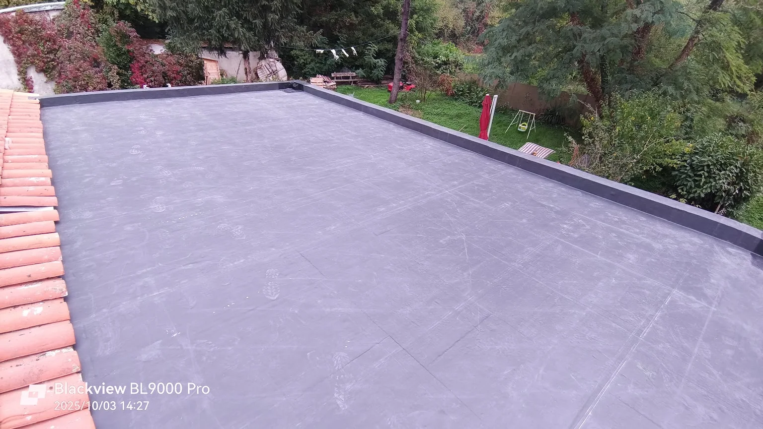 Une toiture-terrasse traitée dans ses détails.