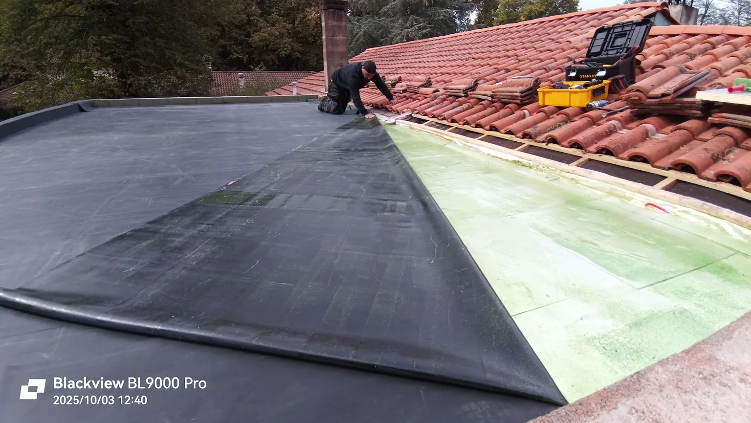 Intervention en cours : Une toiture-terrasse traitée dans ses détails.