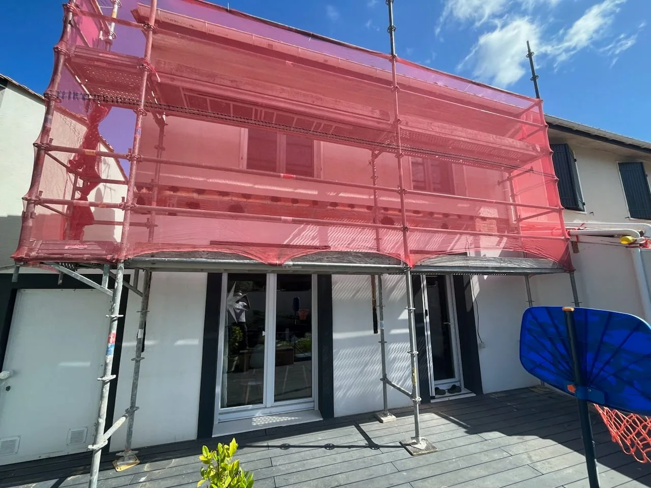 Intervention en cours : Une façade réhabilitée, des finitions harmonisées.
