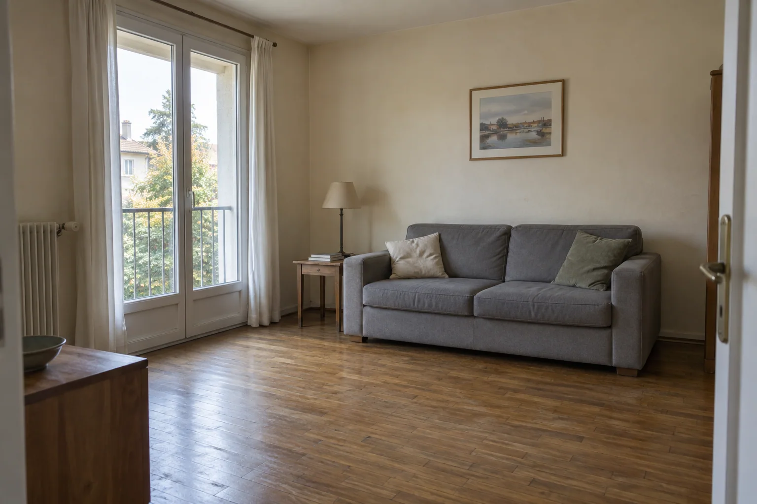 Séjour, murs et parquet avant intervention — illustration générée