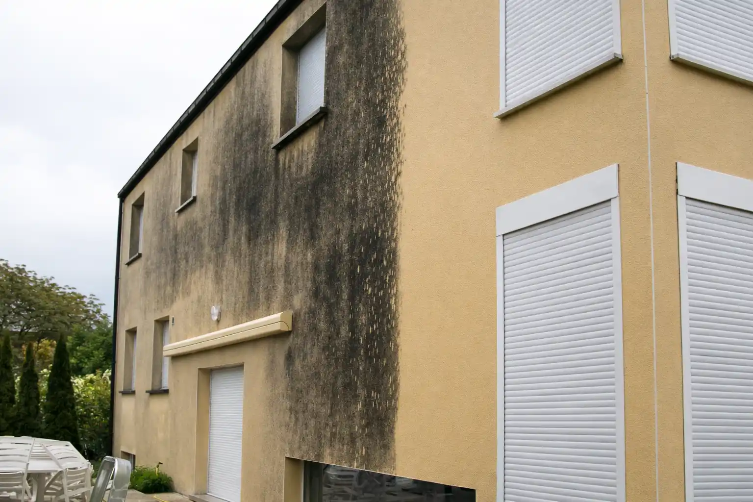 Nettoyage de façade maison – trace noire avant intervention
