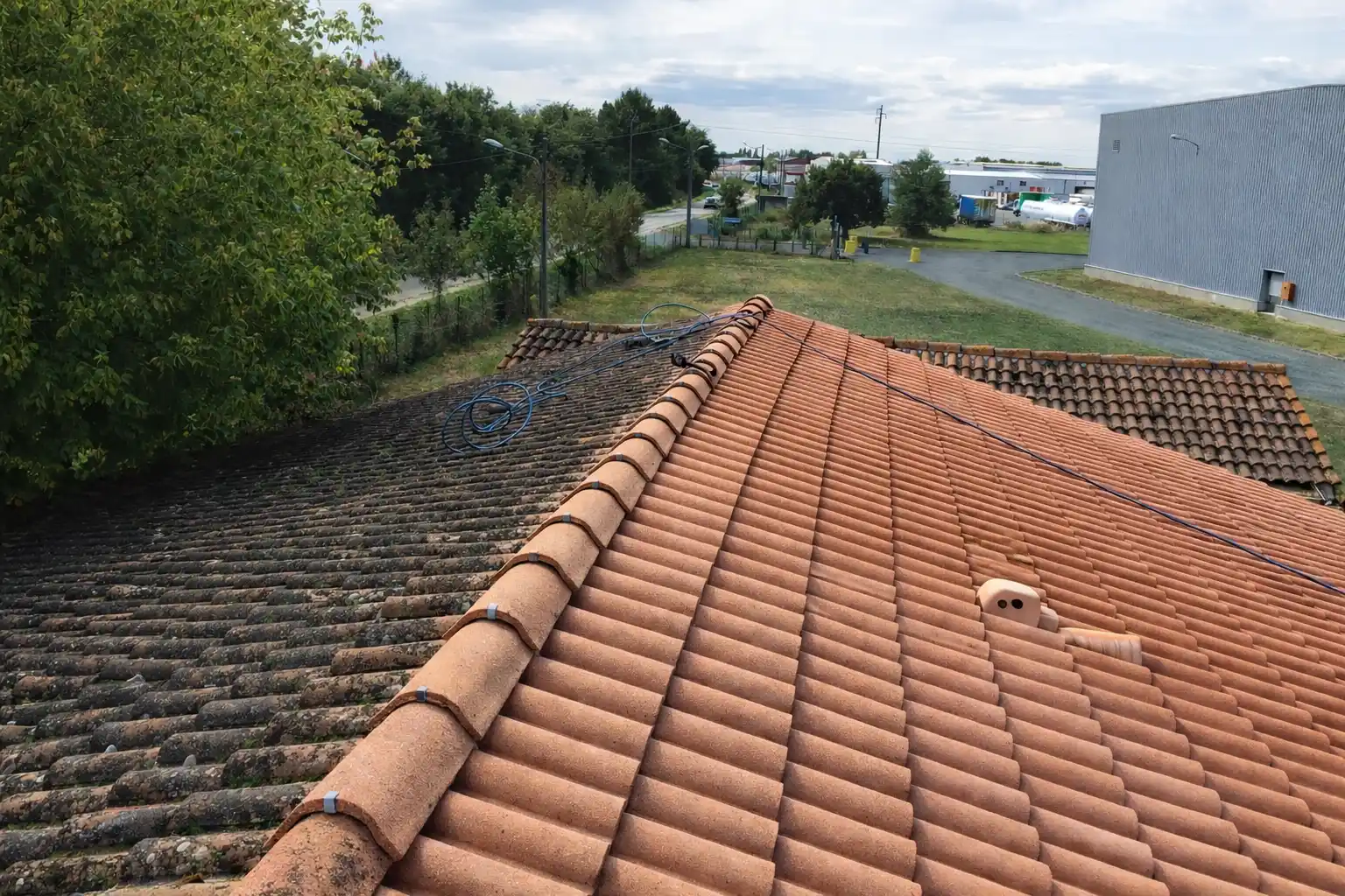 Nettoyage de toiture avant/après – démoussage tuiles à Bordeaux