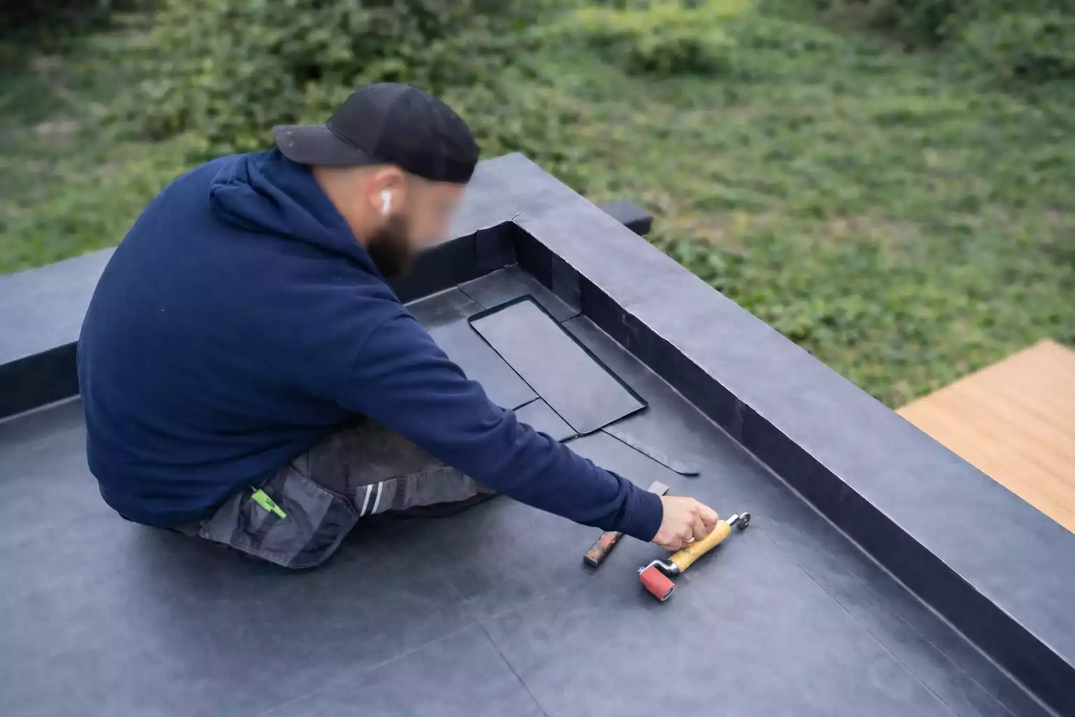 Installation de sortie d’eau sur toit-terrasse EPDM – étanchéité