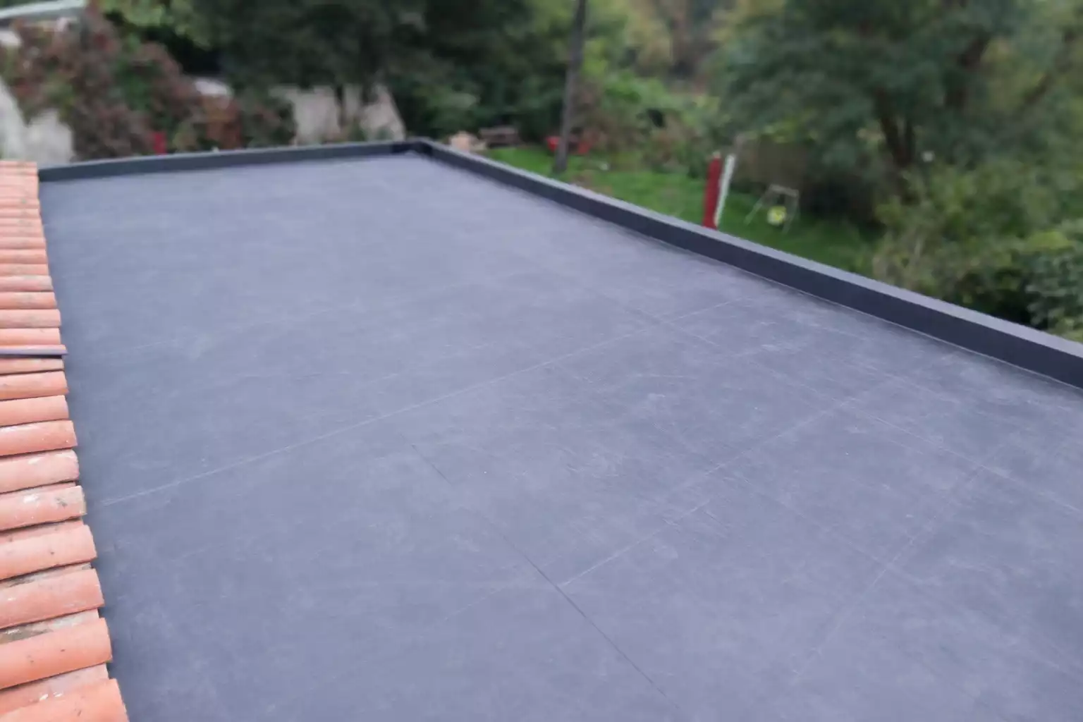 Étanchéité EPDM sur toit-terrasse à Bordeaux – membrane posée